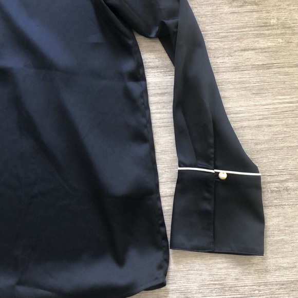 Banana republic silky blouse with pearl buttons - Picture 4 of 8